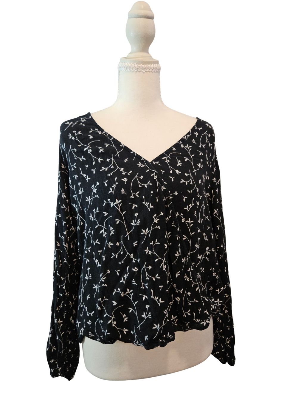 Universal Threads Black Floral V-Neck Long Sleeve Top